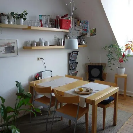 Homestay Schone Altbauwohnung Mit Balkon